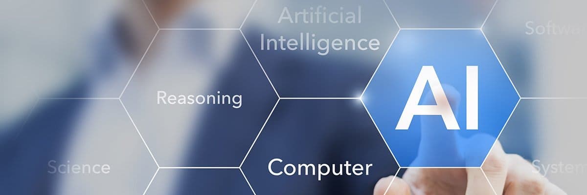 مدير سعودي يتابع لوحة تحكم لأنظمة ذكاء اصطناعي متصلة ببيانات الشركة