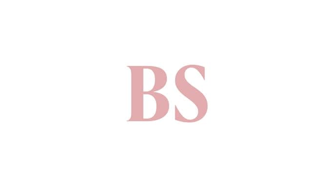 مدير يتابع لوحة عمليات رقمية للطلبات والتكاملات في شركة خليجية