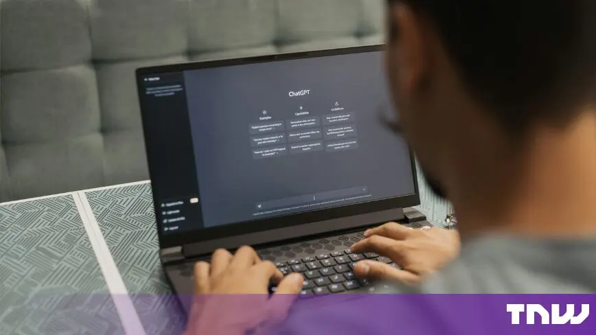 صاحب عمل سعودي يراجع لوحة بيانات لحملة إعلانية تعتمد على الذكاء الاصطناعي
