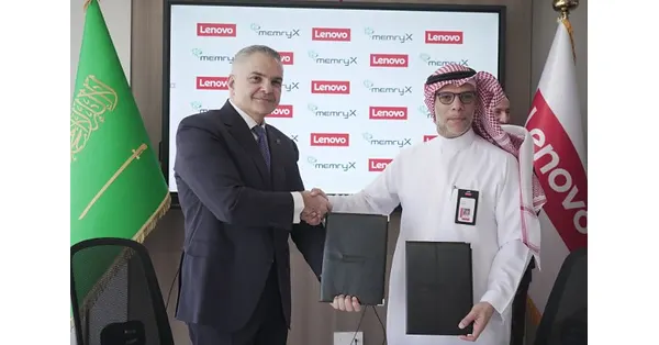 مدير سعودي يتابع لوحة تحكم للذكاء الاصطناعي في أحد فروع الشركة